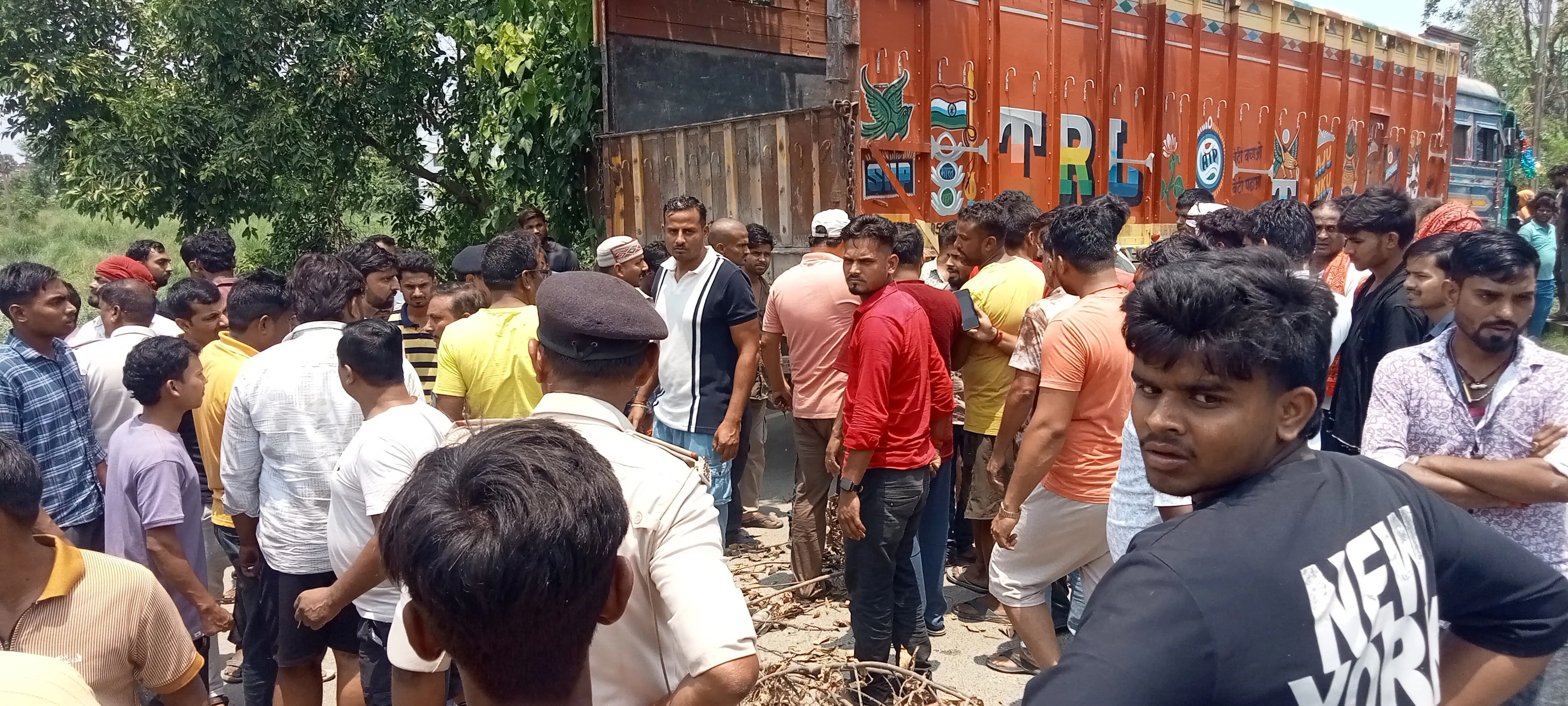 ट्रक की चपेट में आकर स्कूटी सवार दुकानदार की मौत, मुआवजे व उच्चाधिकारियों को बुलाने की मांग को लेकर ग्रामीणों ने किया सड़क जाम