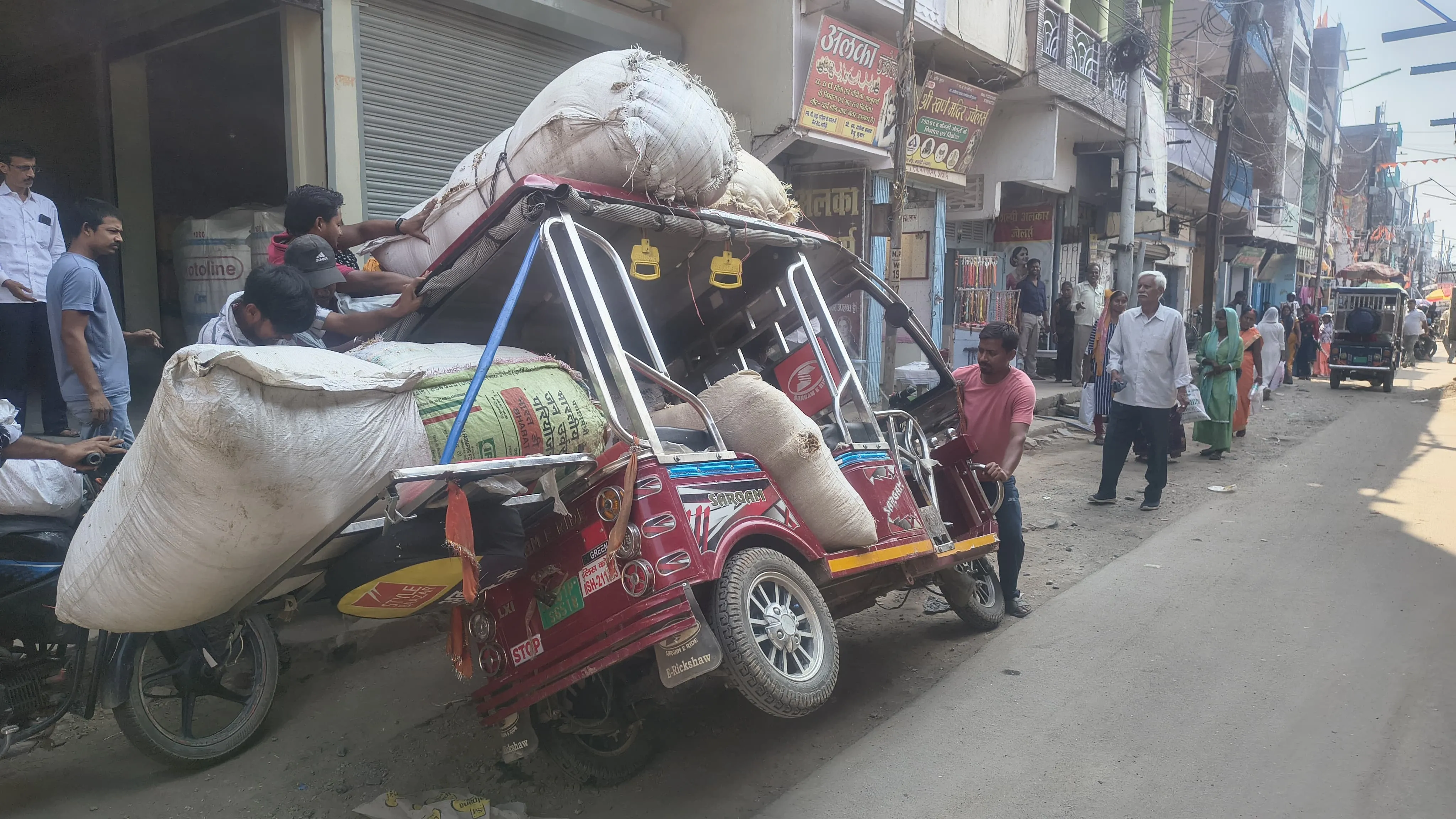 मसौढ़ी ओवरब्रिज निर्माण की धीमी रफ्तार बनी मुसीबत