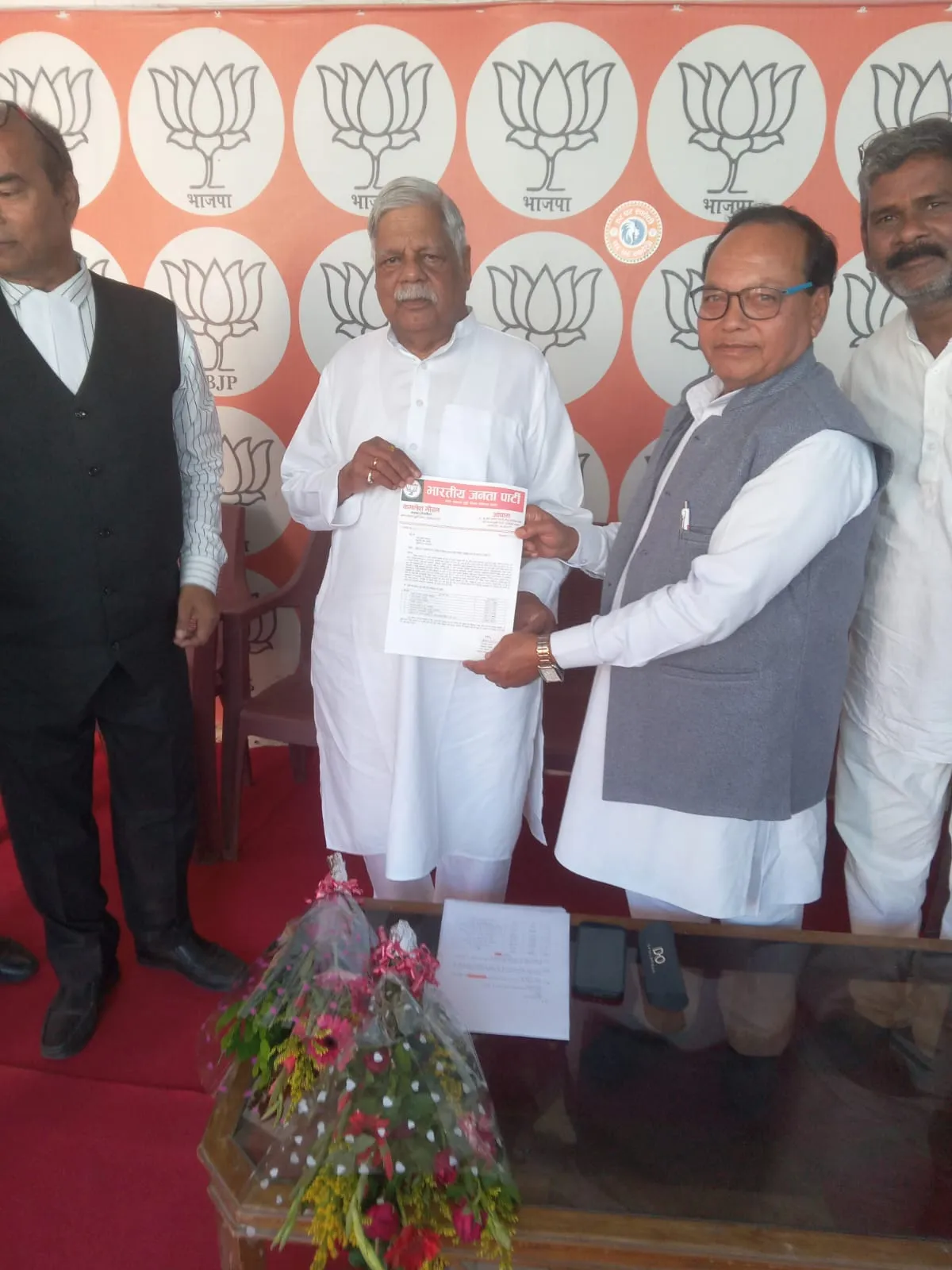 जगीं आंस - विभिन्न ट्रेनों के ठहराव को लेकर पलामू झारखण्ड सांसद बी डी राम से दुद्धी का प्रतिनिधि मण्डल मिला