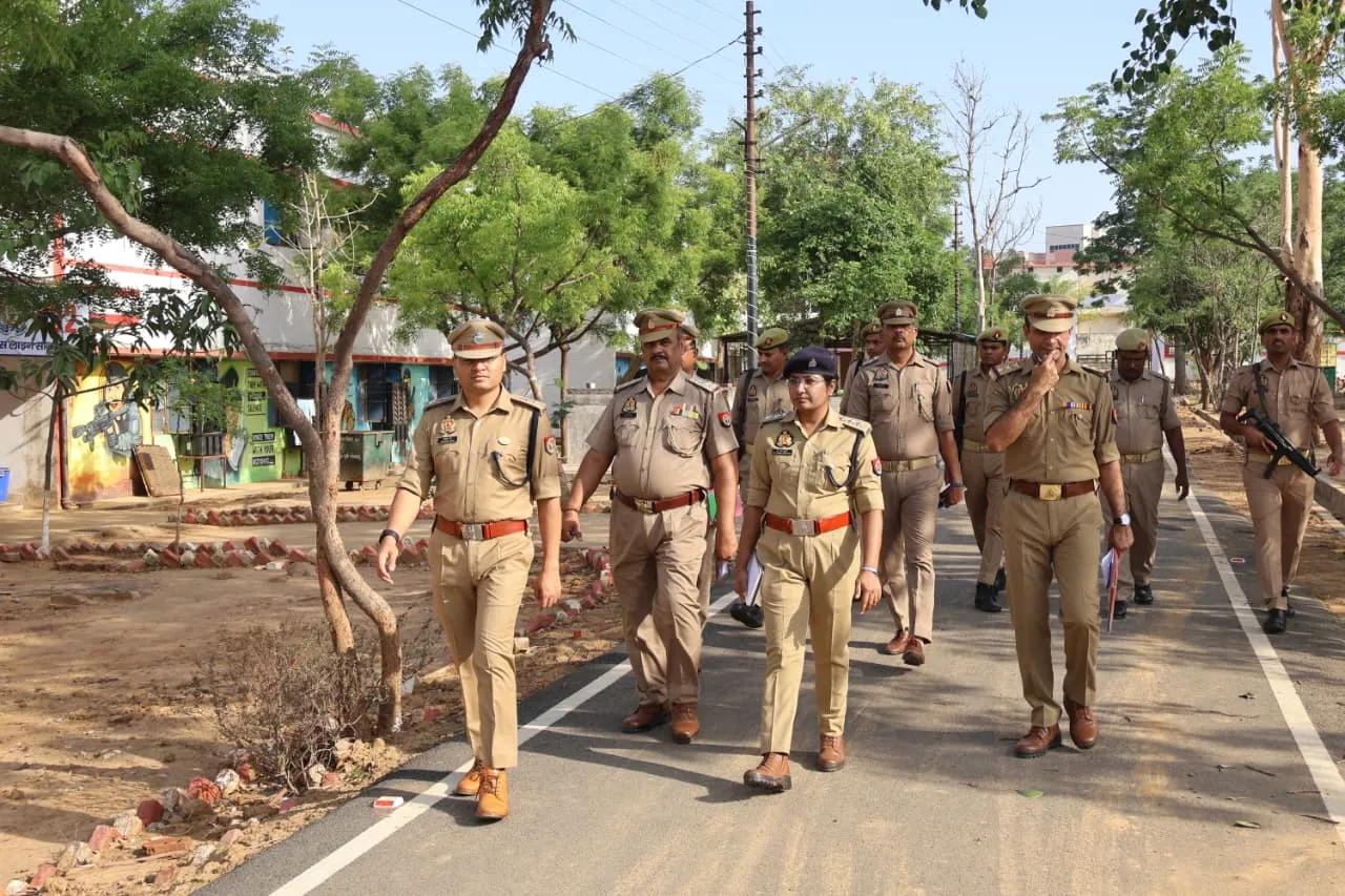 पुलिस अधीक्षक सोनभद्र द्वारा रिजर्व पुलिस लाइन चुर्क में शुक्रवार परेड की सलामी लेकर किया गया निरीक्षण