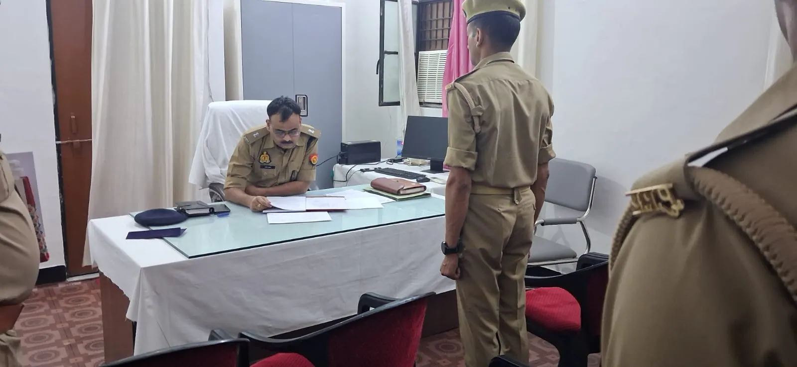अपर पुलिस अधीक्षक (मुख्यालय) द्वारा थाना चोपन पर रिक्रूट आरक्षियों को किया गया ब्रीफ , किया अर्दली रूम का आयोजन