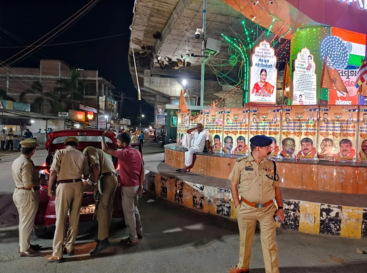 क्षेत्राधिकारी नगर द्वारा कस्बा रॉबर्ट्सगंज में पैदल गश्त कर सुरक्षा व्यवस्था का लिया  जायजा