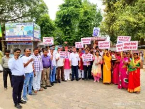 कामर्शियल गैस संकट से निजात व दाम घटाने को लेकर उद्योग व्यापार प्रतिनधि मण्डल ने राकेश सिंह के नेतृत्व में सौंपा ज्ञापन, फूंका पुतला