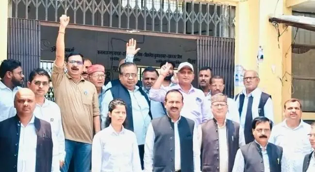अधिवक्ता की मौत पर न्याय की मांग, बरहज तहसील बार संघ का प्रदर्शन