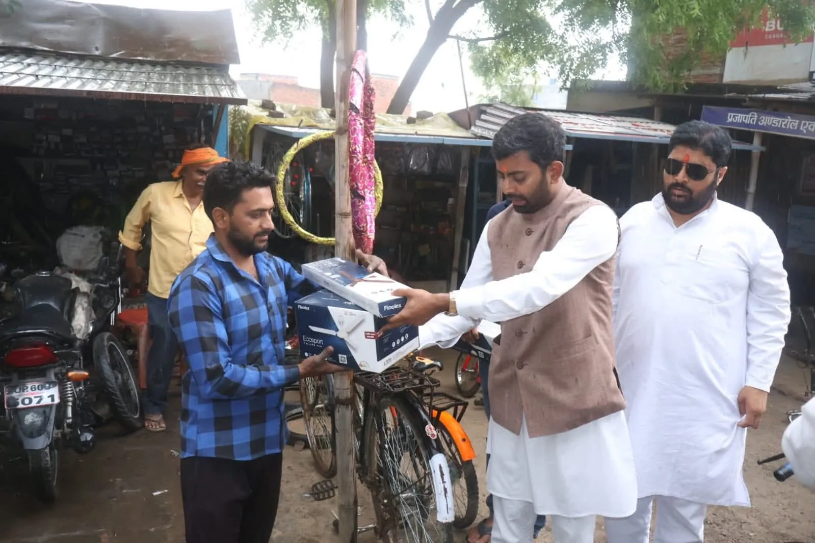 गरीबों की सेवा को बनाया मिशन, बलिया में समाजसेवी रोहित सिंह ने बांटे पंखे