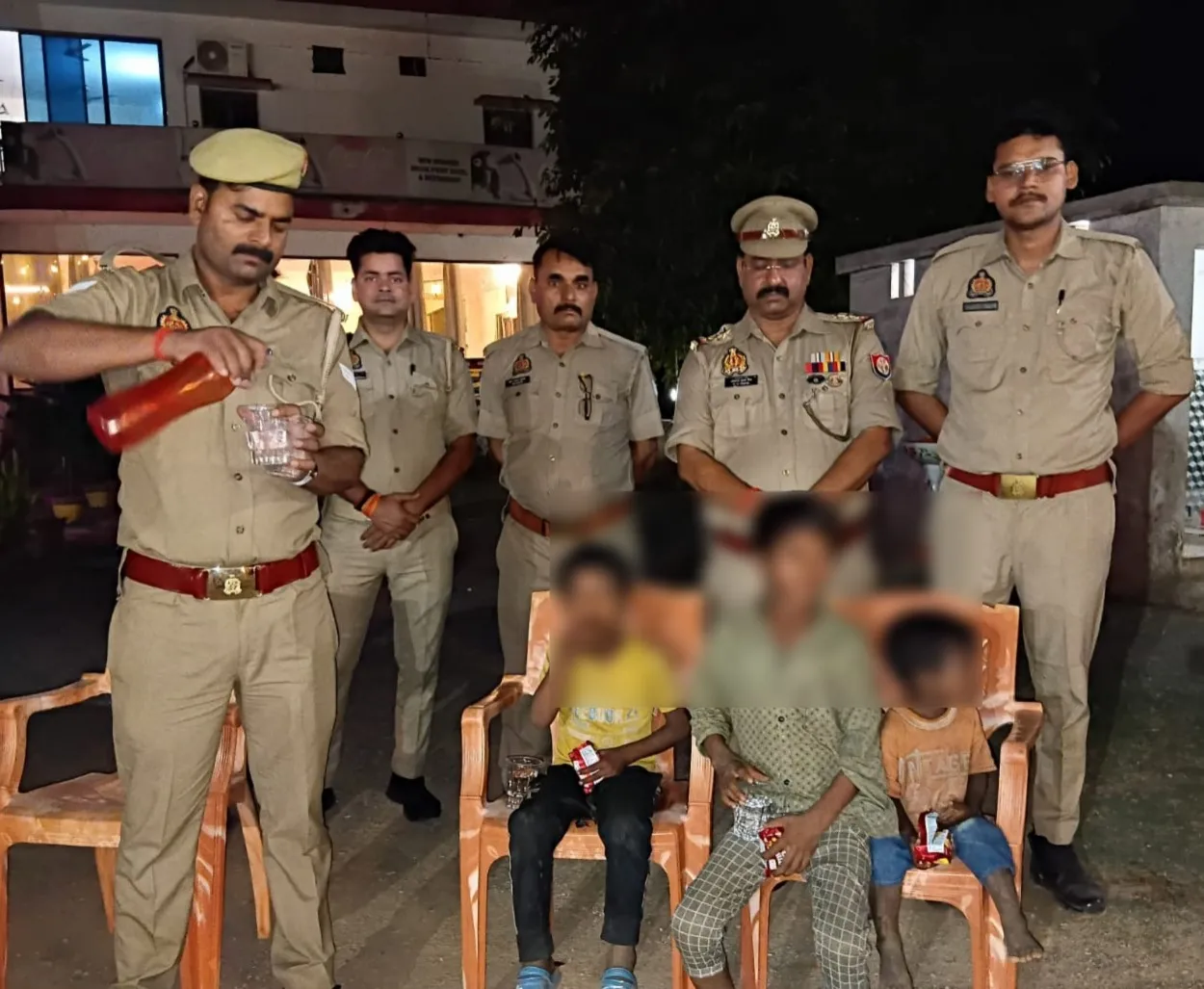 चोपन पुलिस द्वारा सराहनीय कार्य,   03 नाबालिग बच्चों को सकुशल चाइल्ड हेल्प लाइन टीम को किया सुपुर्द