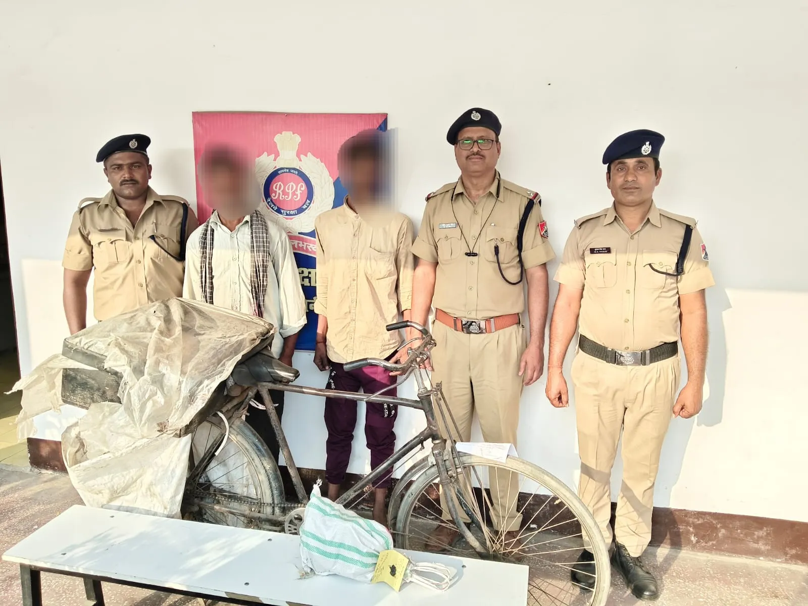 रेलवे संपत्ति बेचने वाला युवक व कबाड़ी गिरफ्तार, पेंड्रोल क्लिप बरामद