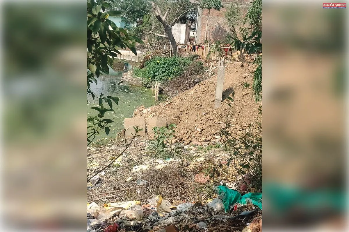 गांव के सार्वजनिक तालाब पर किया जा रहा है अतिक्रमण। 