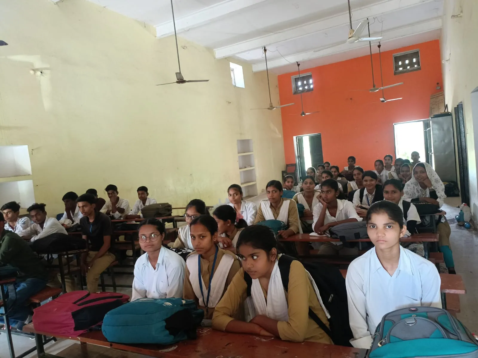 हिंदी साहित्य के युग प्रवर्तक आचार्य द्विवेदी को किया नमन