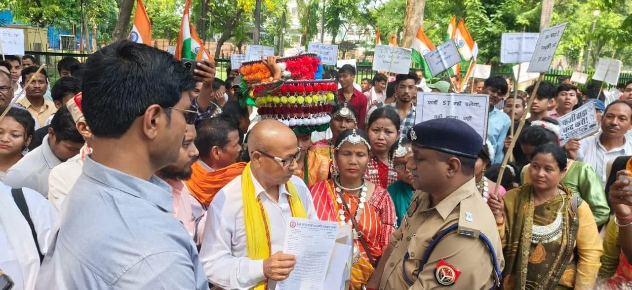 फर्जी जाति प्रमाण पत्र के खिलाफ थारू समाज का हल्ला बोल