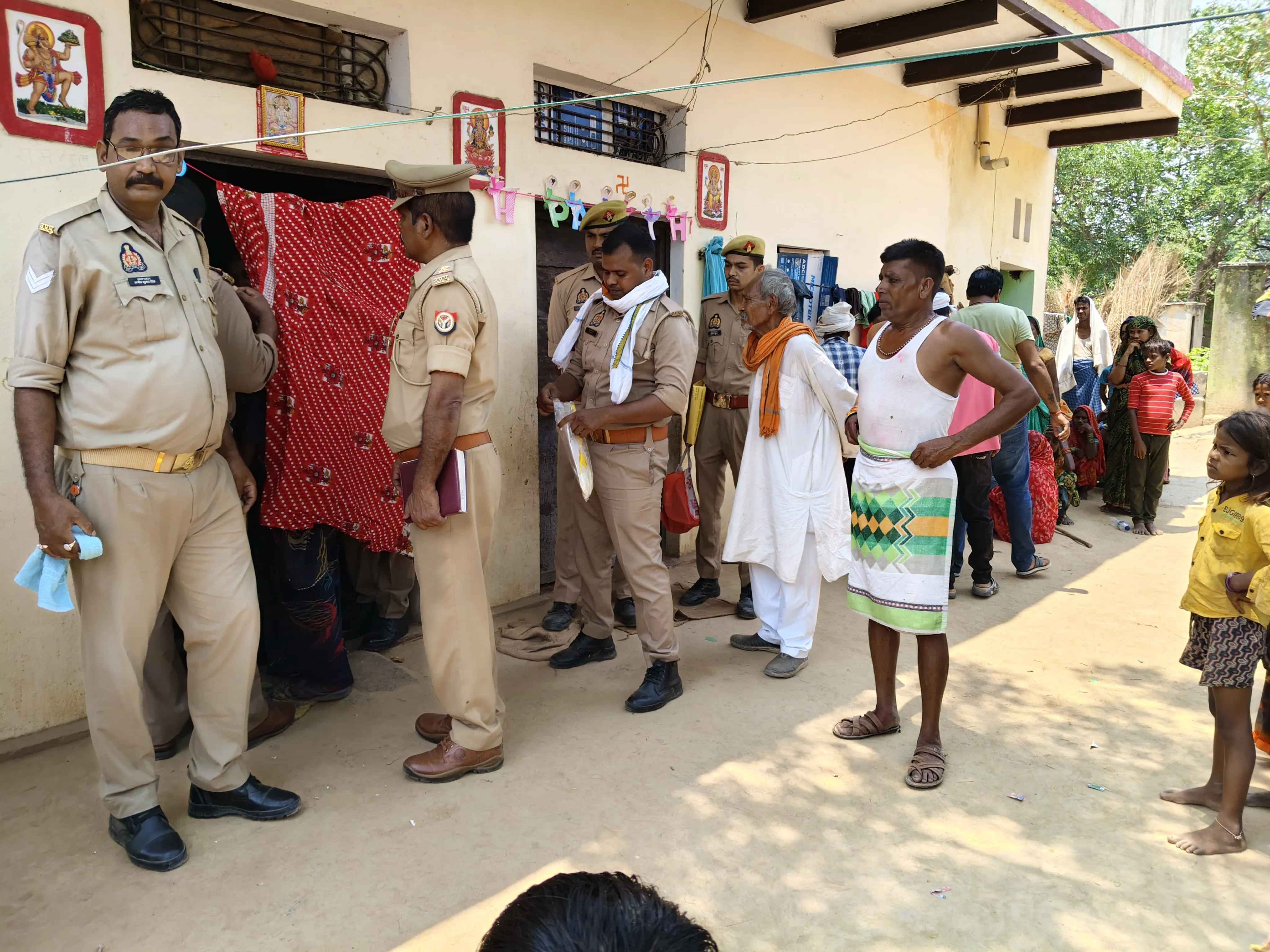चौरी बाजार चौराहे पर भीषण सड़क हादसा, आमने-सामने भिड़ीं दो बाइकें; 5 लोग गंभीर घायल