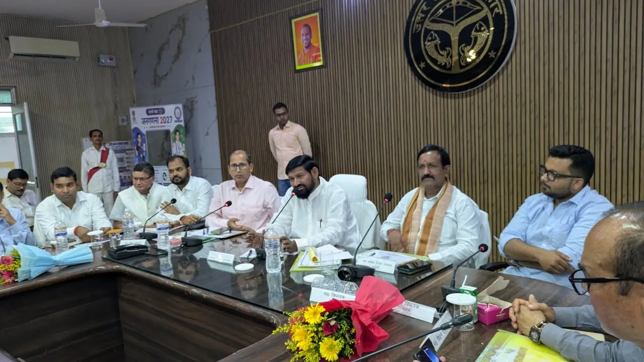 जनप्रतिनिधियों और अधिकारियों के समन्वय से जनपद को विकास के पथ पर ले जाने का आह्वान