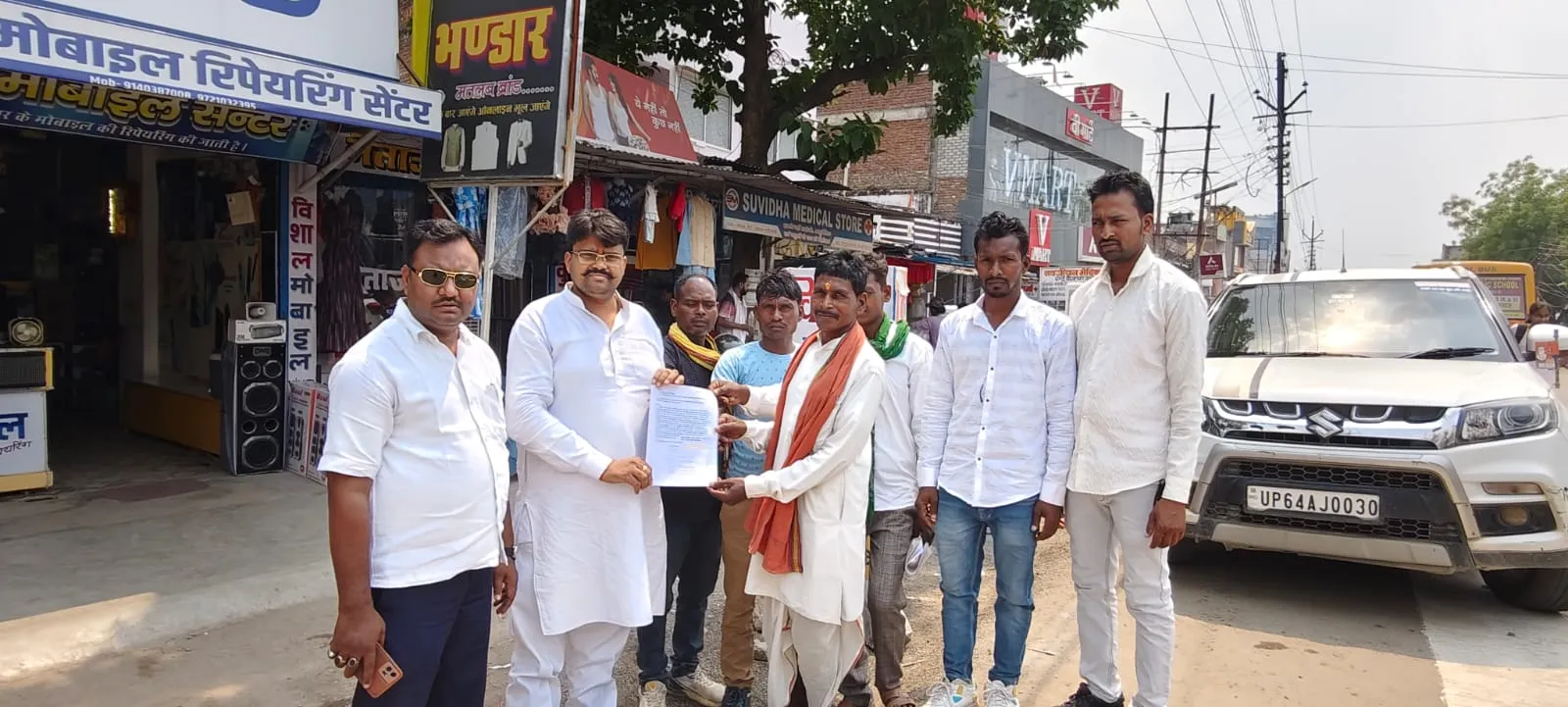 आदिवासी  बाहुल्य गांव बेलहत्थी टोला-आमी में स्कूल निर्माण की उठी मांग, ग्रामीणों ने आनन्द पटेल दयालु को सौंपा ज्ञापन