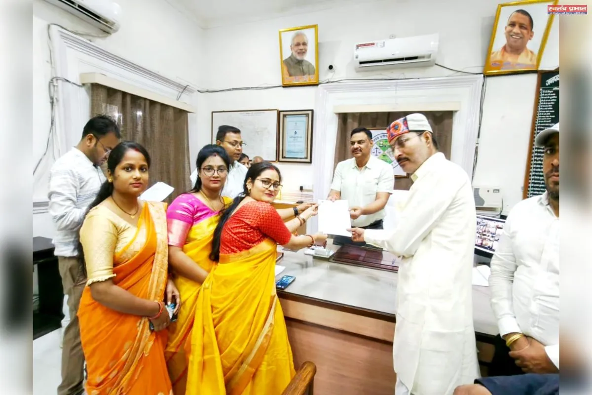 संस्कृत शिक्षक उत्थान समिति के अध्यापकों ने जिला अधिकारी मिर्जापुर  के  माध्यम से मुख्यमंत्री को सौपा ज्ञापन। 