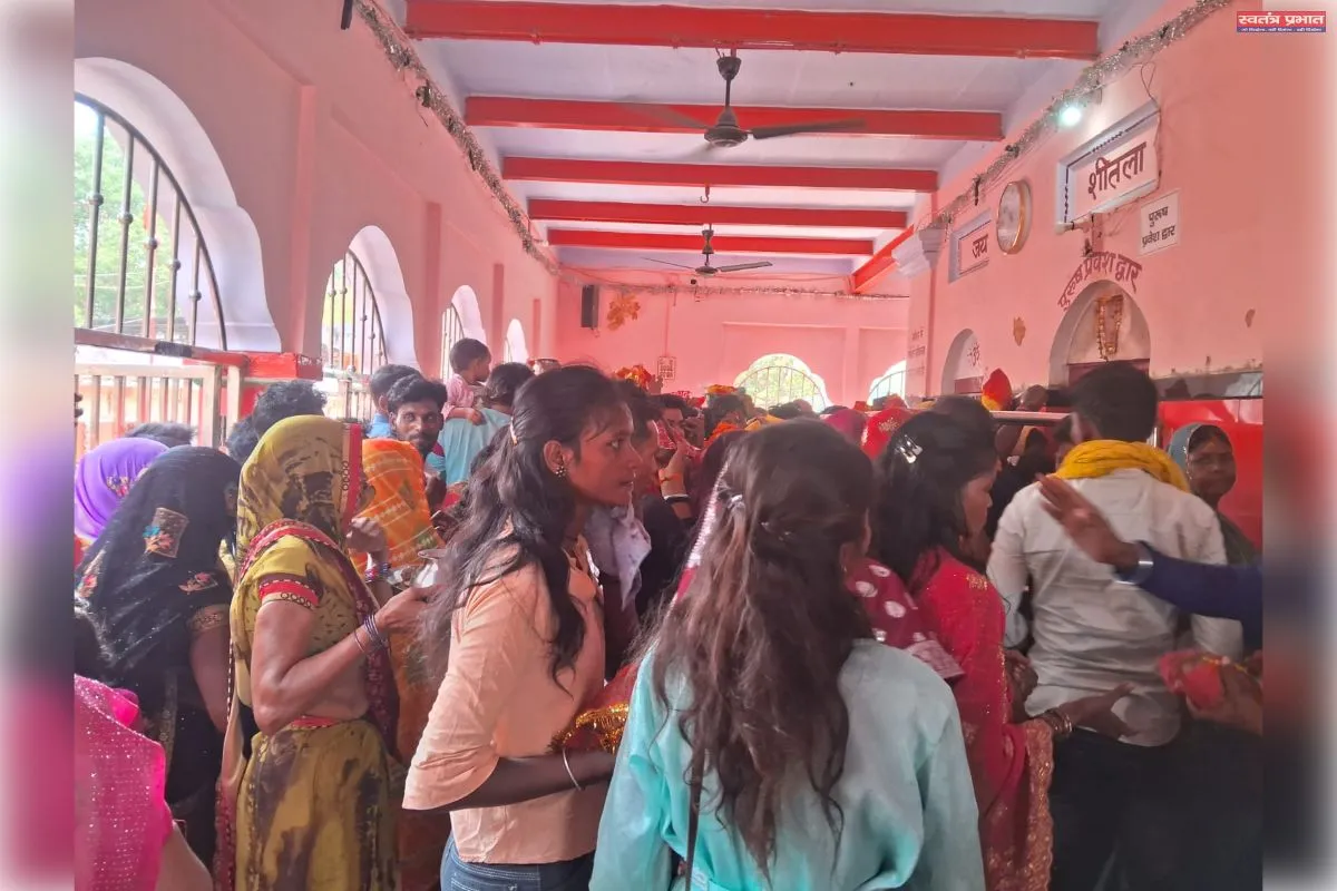 आस्था  लगाकर आते हैं दर्शनार्थ दुर्व्यवस्था के होते हैं शिकार सिर्फ होता है  दर्शनार्थियों का मंदिर परिसर में शोषण। 