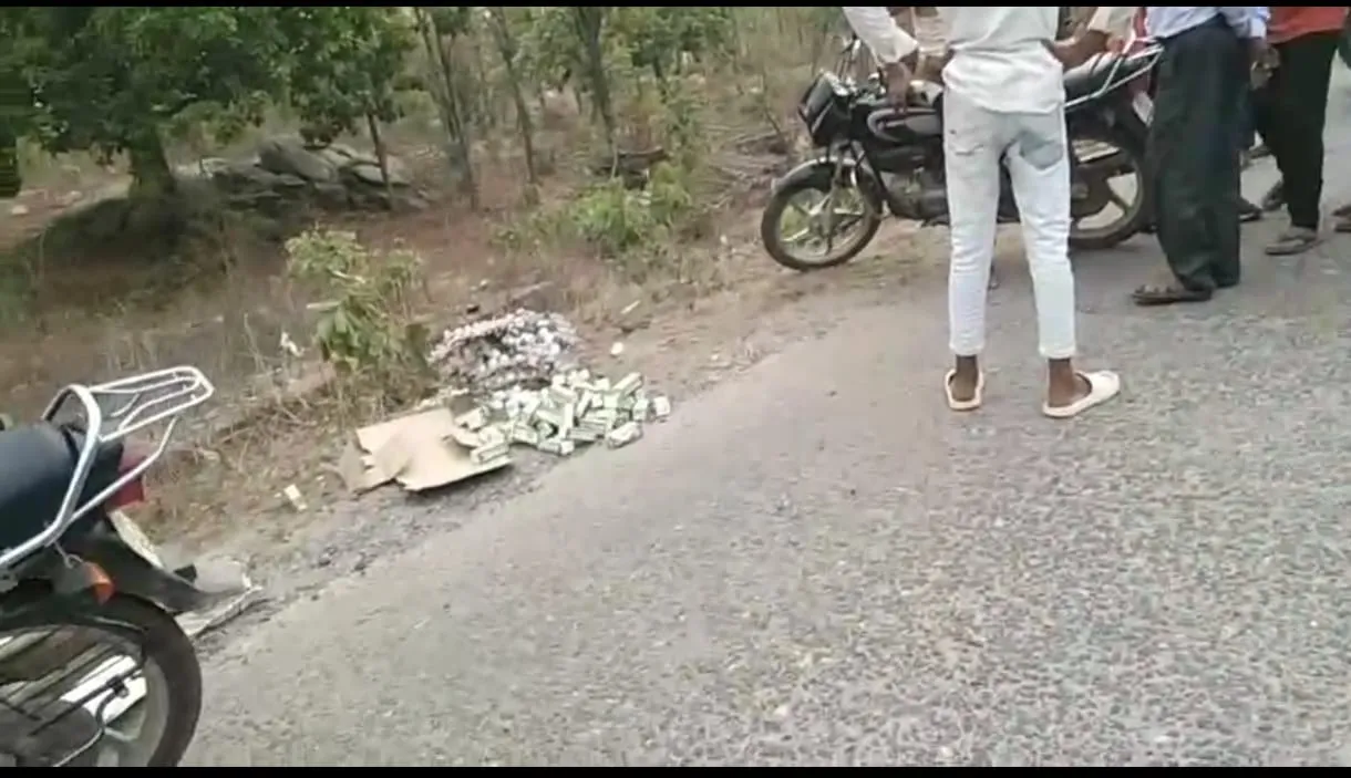 बीजपुर में देशी शराब लेकर जा रहे 4 युवकों ने किया राहगीर पर हमला, प्रसाशन के नाक के नीचे फल-फूल रहा तस्करी का खेल