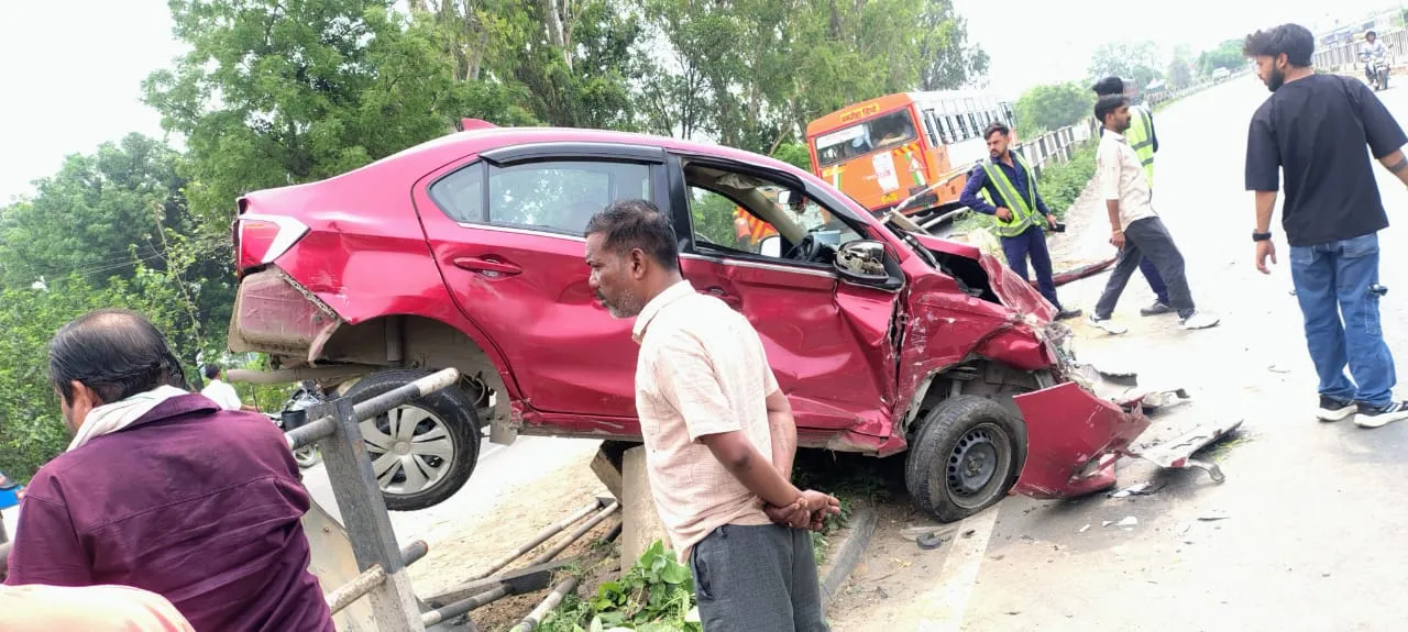 हाईवे पर हादसा, टक्कर लगते ही रेलिंग पर चढ़ी कार