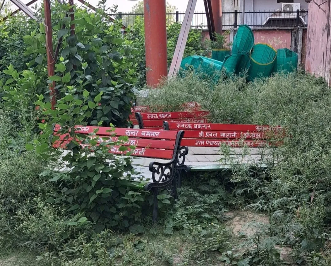 बभनान में विकास या घोटाला? जनता की लोहे की बेंच झाड़ियों में दबी, जिम्मेदारों की भूमिका संदिग्ध