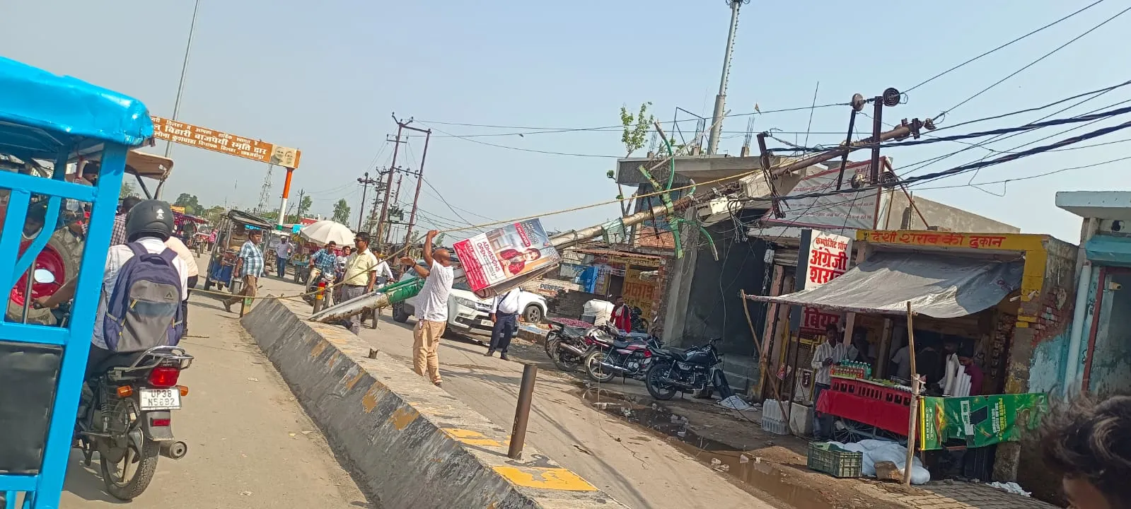 आंधी-बारिश से मौसम हुआ सुहाना, चार घंटे गुल रही बिजली