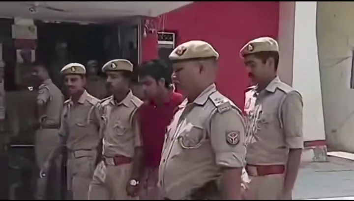 पुलिस मुठभेड़ में हत्या का वांछित आरोपी गिरफ्तार, तमंचा-कारतूस व बाइक बरामद।