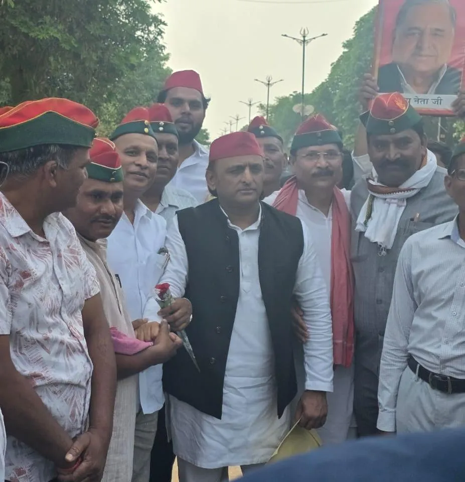 सैनिक प्रकोष्ठ से मिले सपा प्रमुख अखिलेश यादव,। संगठन मजबूती पर दी जिम्मेदारी