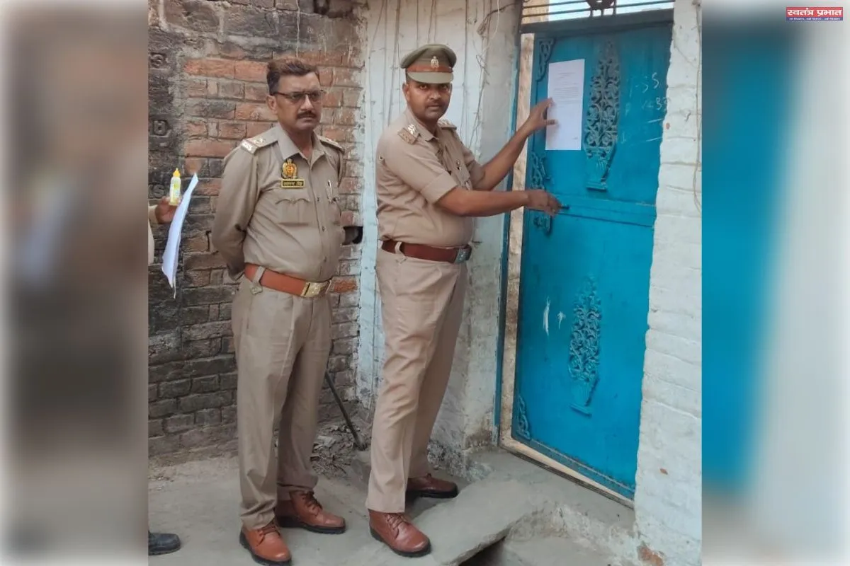 पास्को एक्ट के वांछित अभियुक्त के घर धारा 84 की नोटिस चस्पा।              