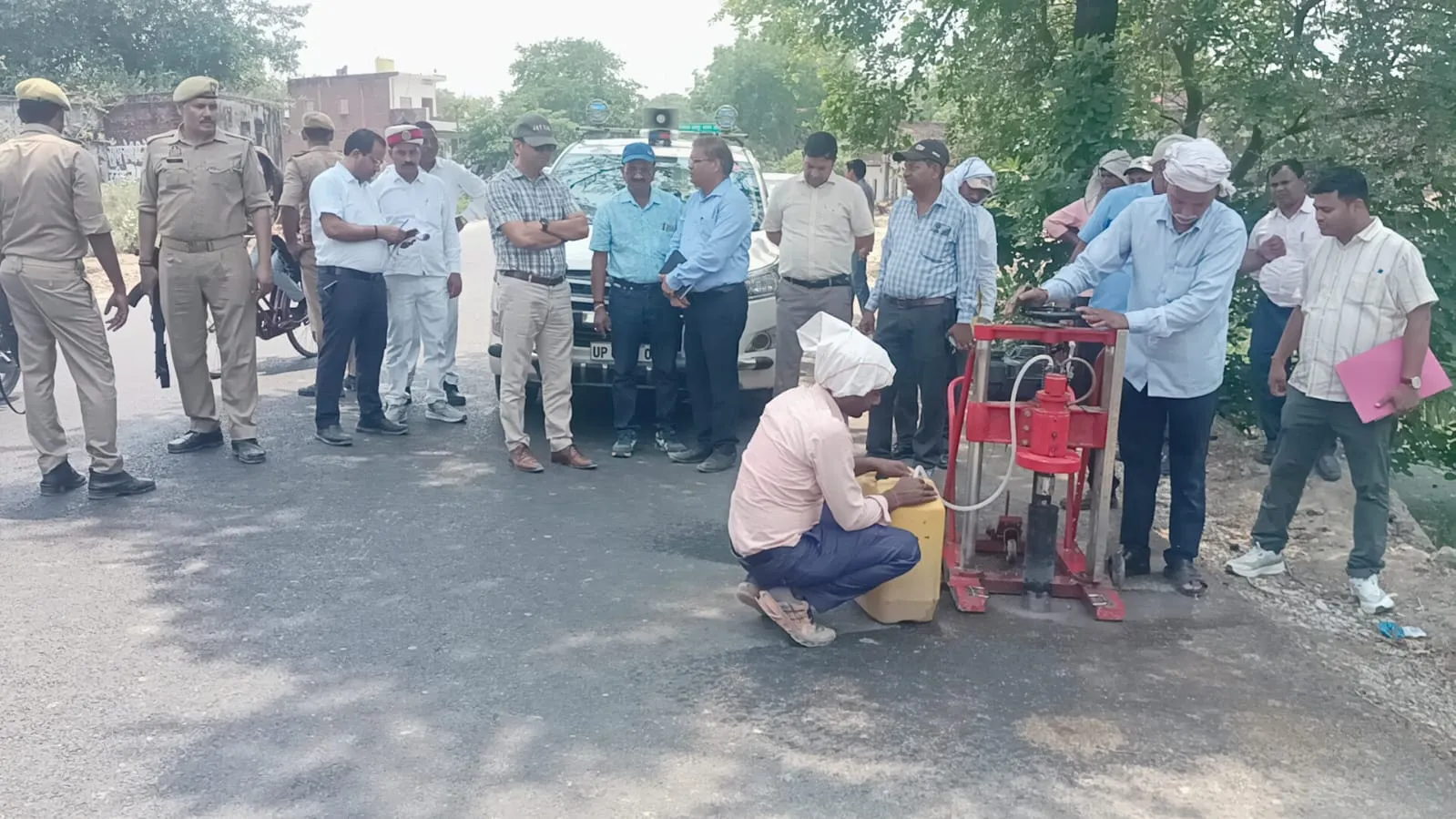 सड़क निर्माण में लापरवाही बर्दाश्त नहीं, डीएम ने कराई गुणवत्ता जांच