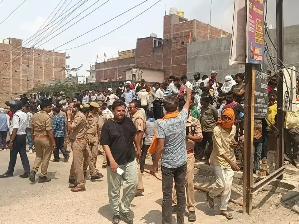 ओबरा में  कबाड़ की दुकान में लगी भीषण आग , अगलगी से हुआ लाखों का नुकसान