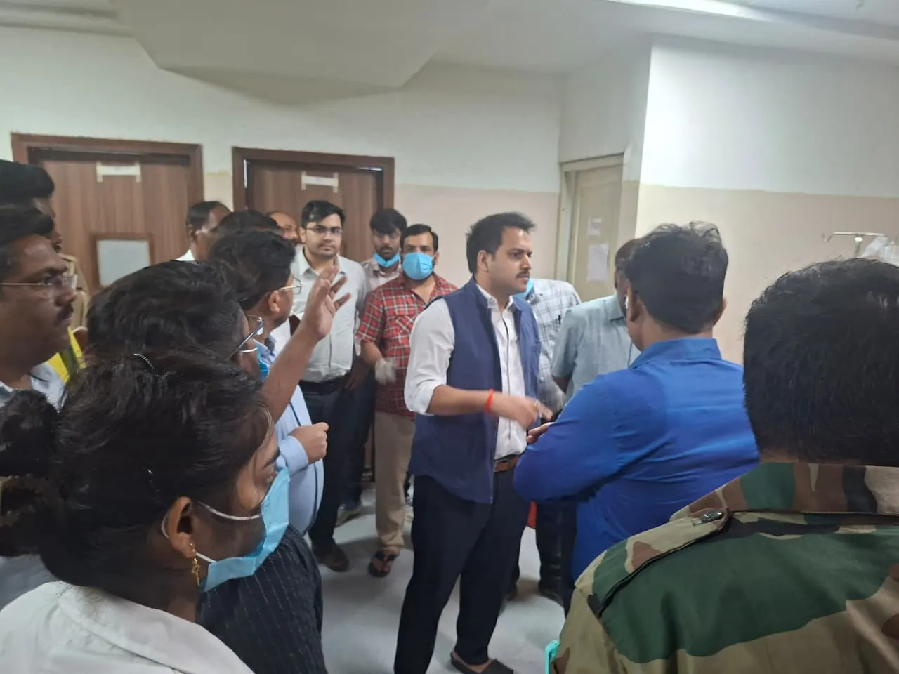 बारातियों से भरी पिकअप पलटी, घायलों का हाल जानने रात में मेडिकल कॉलेज पहुंचे जिलाधिकारी