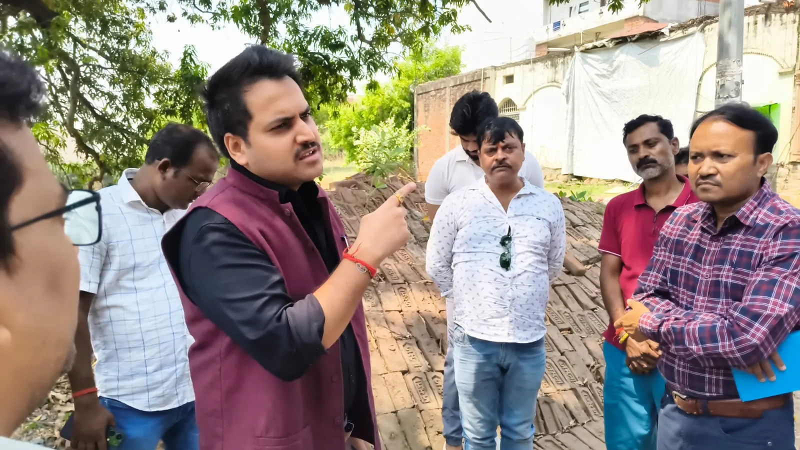 इमरती कॉलोनी में जलभराव समस्या के निराकरण हेतु जिलाधिकारी ने किया औचक निरीक्षण, दिये सख्त निर्देश