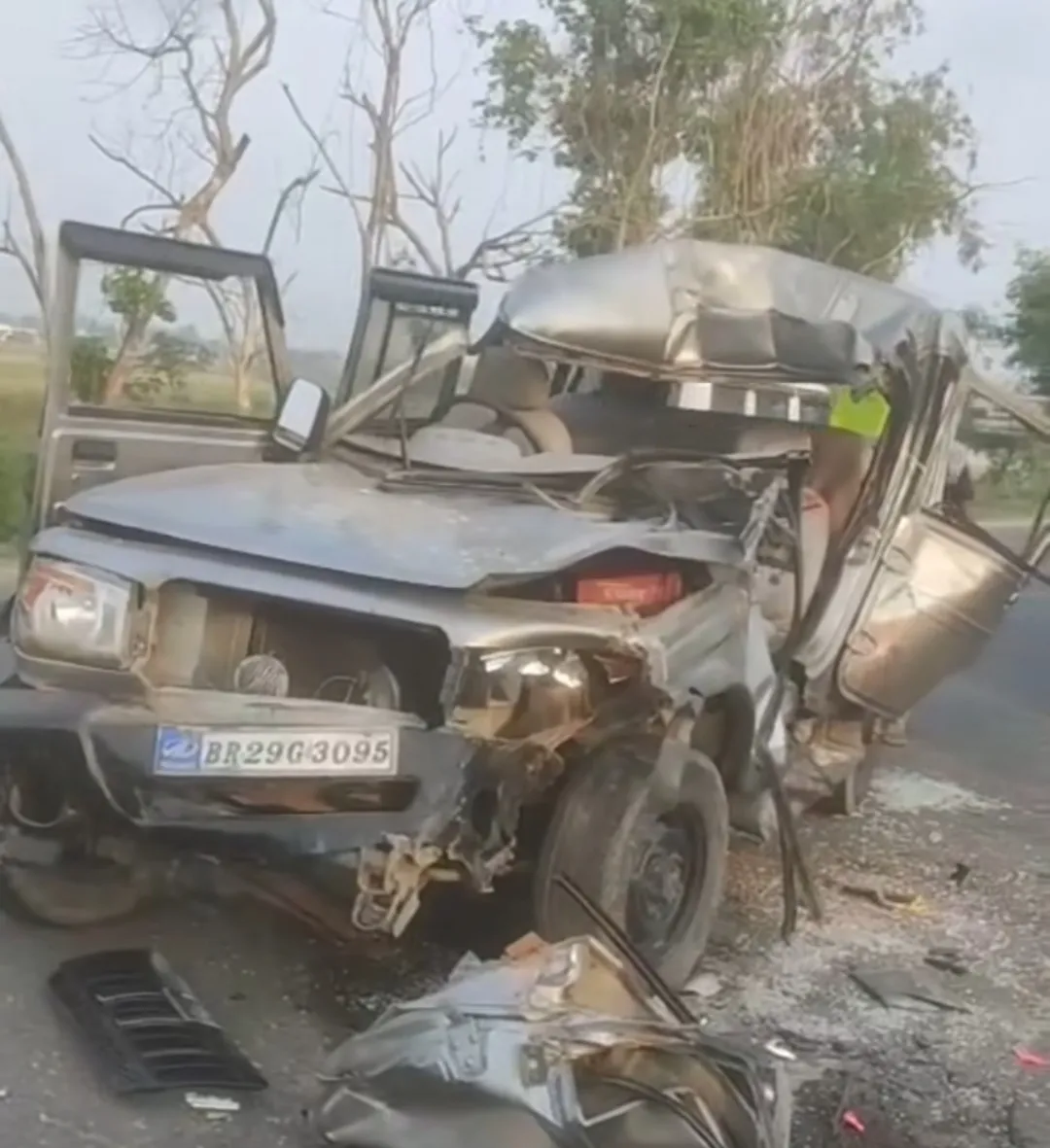 बारात से लौट रही बोलेरो अज्ञात ट्रक से टकराई, एक की मौत, सात घायल