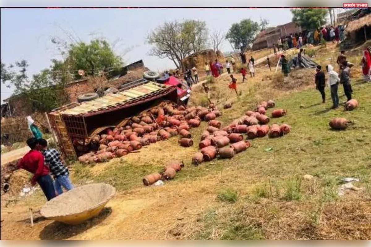 सिलेंडर लदा ट्रक पलटा चालक गंभीर रूप से घायल  342 सिलेंडर इंडियन के गैस गोदाम में ले जा रहा था ट्रक। 