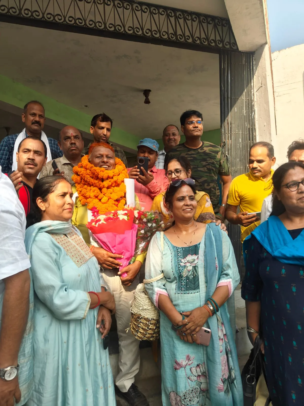 खैराबाद में पवन सिंह ने फिर फहराया विजय पताका 