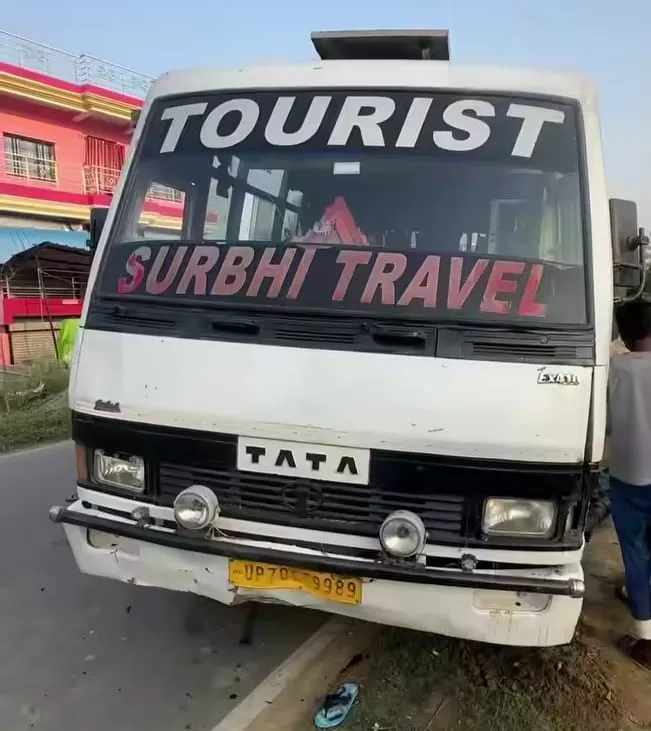 फूलपुर में भीषण सड़क हादसा: बस और बाइक की आमने-सामने टक्कर, युवक की मौत, दूसरा गंभीर।