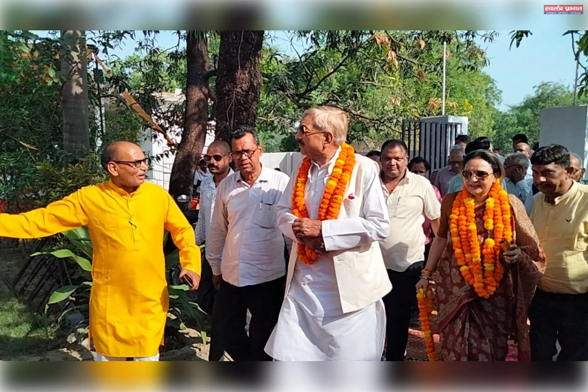 प्रमोद व मोना ने रामपुरखास में बहुमुखी विकास में तेजी बनाए रखने का दिलाया भरोसा