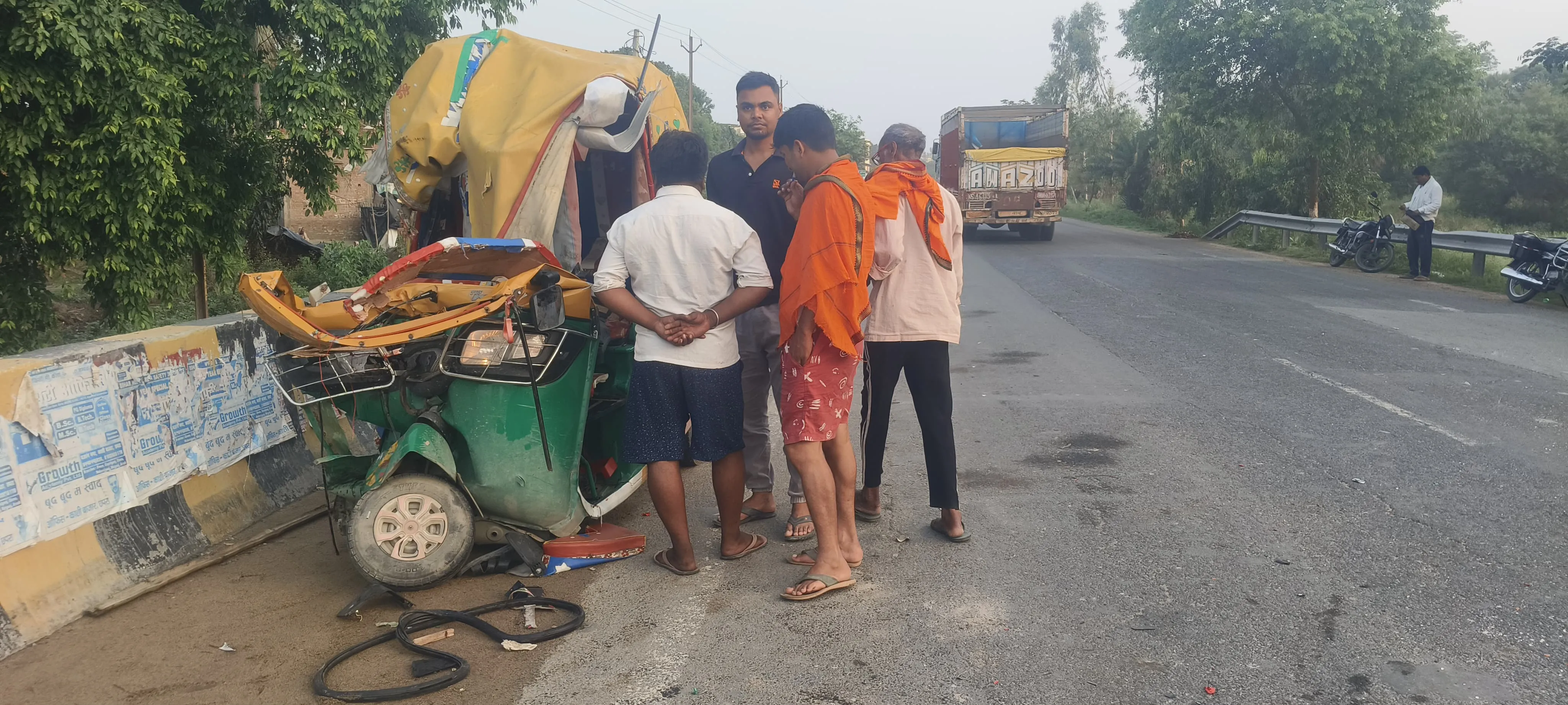 दाउदपुर में ट्रक-ऑटो की भीषण भिड़ंत में चालक समेत तीन की मौत
