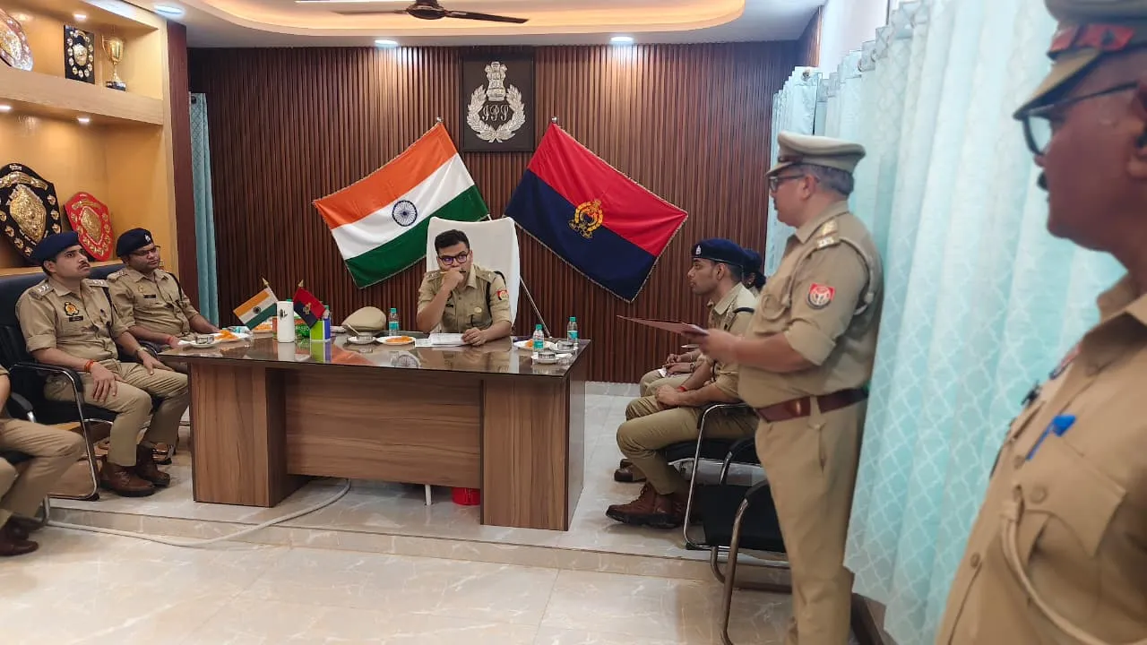 पुलिस अधीक्षक सोनभद्र द्वारा रिजर्व पुलिस लाइन चुर्क में शुक्रवार परेड की सलामी लेकर किया गया निरीक्षण