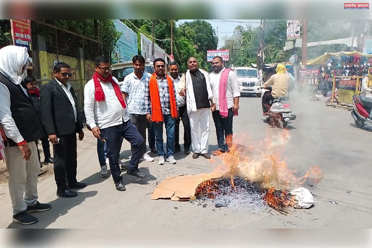 सपा प्रवक्ता राजकुमार भाटी के ब्राह्मण विरोधी बयान पर सवर्ण आर्मी में आक्रोश, जिला संयोजक सुशील पांडे व जिला अध्यक्ष मुकेश पांडे के नेतृत्व में फूंका गया पुतला