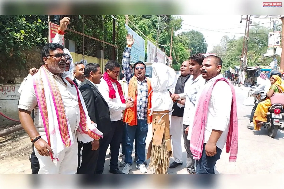 सपा प्रवक्ता राजकुमार भाटी के ब्राह्मण विरोधी बयान पर सवर्ण आर्मी में आक्रोश, जिला संयोजक सुशील पांडे व जिला अध्यक्ष मुकेश पांडे के नेतृत्व में फूंका गया पुतला