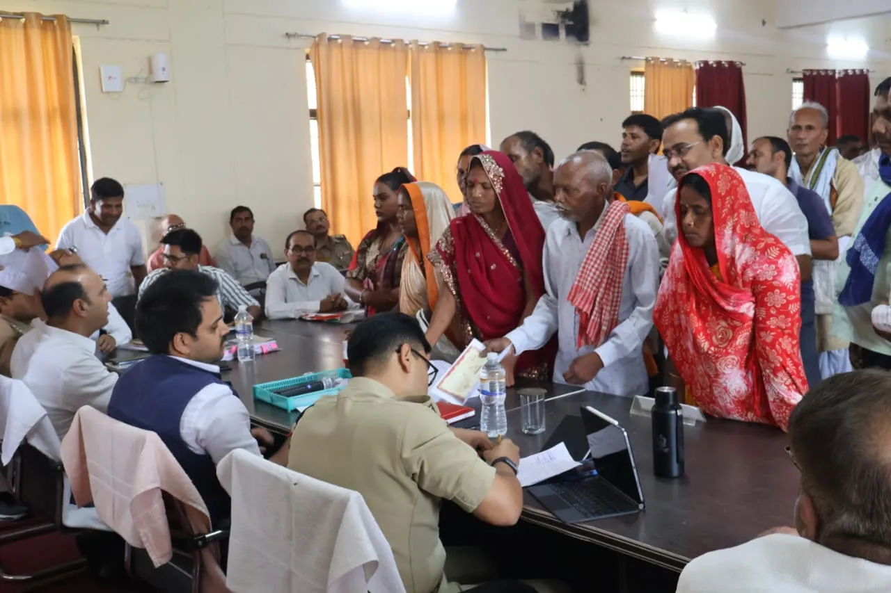 सम्पूर्ण समाधान दिवस पर घोरावल में जिलाधिकारी एवं पुलिस अधीक्षक ने सुनीं  जन समस्याएं, दिये  त्वरित व  गुणवत्तापूर्ण  निस्तारण के निर्देश
