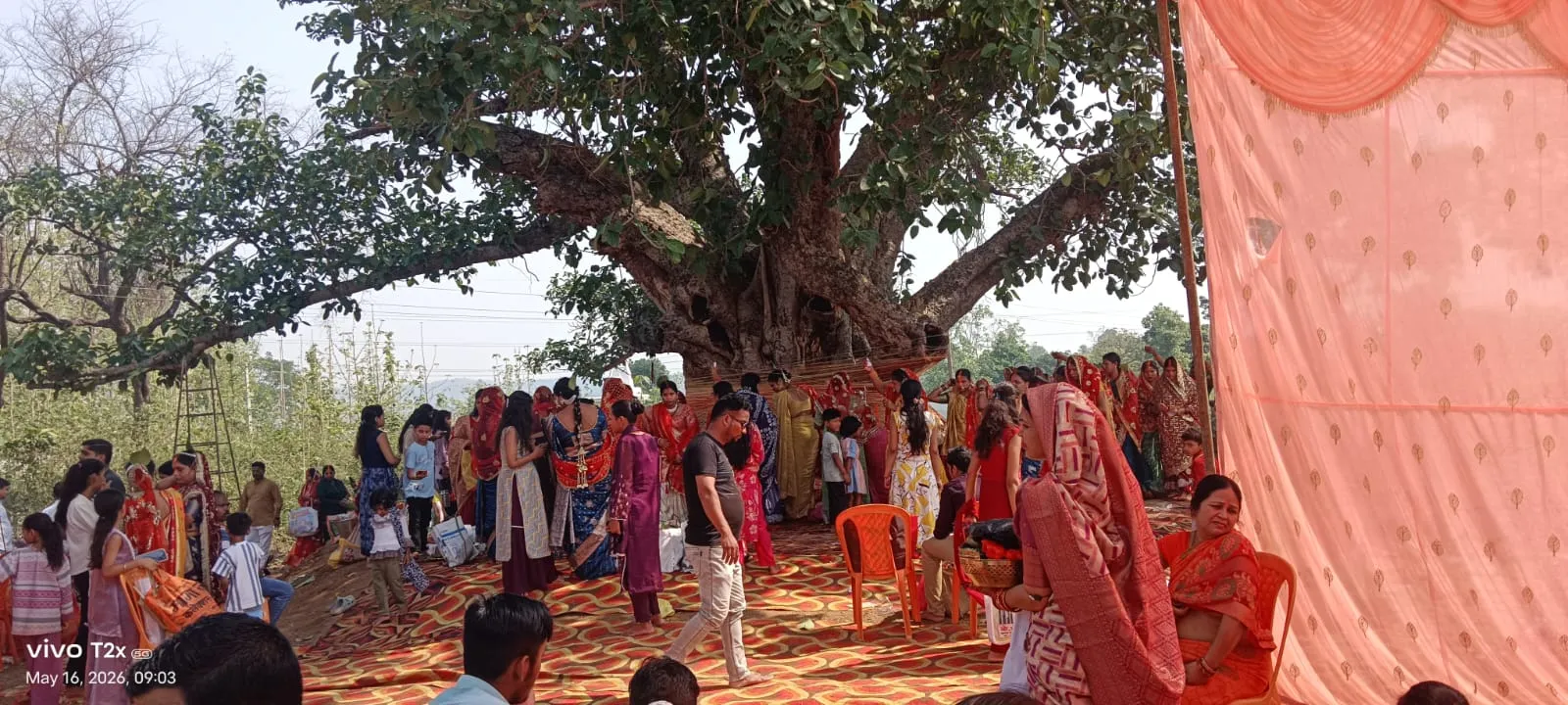 अखंड सौभाग्यवती, पति की लंबी आयु व उत्तम स्वास्थ्य को लेकर सनातनी महिलाओं ने वट सावित्री व्रत का किया पूजन