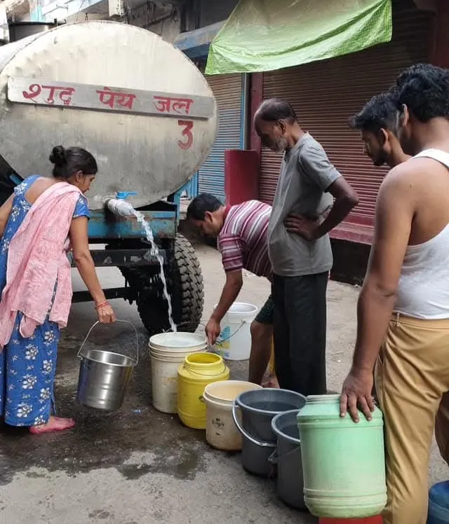 बिजली संकट से गहराया जल संकट  टैंकरों से पहुंचाया जा रहा पानी।
