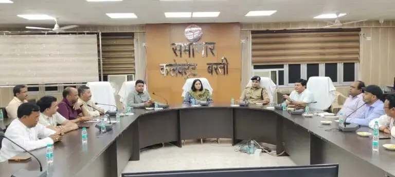 अंतरराष्ट्रीय परिस्थितियों के बीच बुलियन और सोने की अनावश्यक खरीद से बचने की अपील, डीएम ने सर्राफा व्यापारियों संग की बैठक