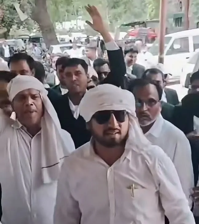 लखनऊ घटना के विरोध में प्रयागराज के अधिवक्ताओं का जोरदार प्रदर्शन।