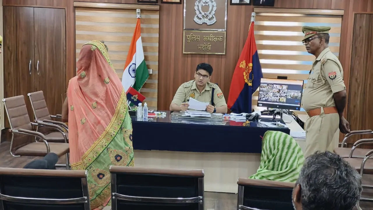 पुलिस अधीक्षक,भदोही द्वारा प्रतिदिन की भांति जनता दर्शन में आए फरियादियों की सुनी गई समस्याएं