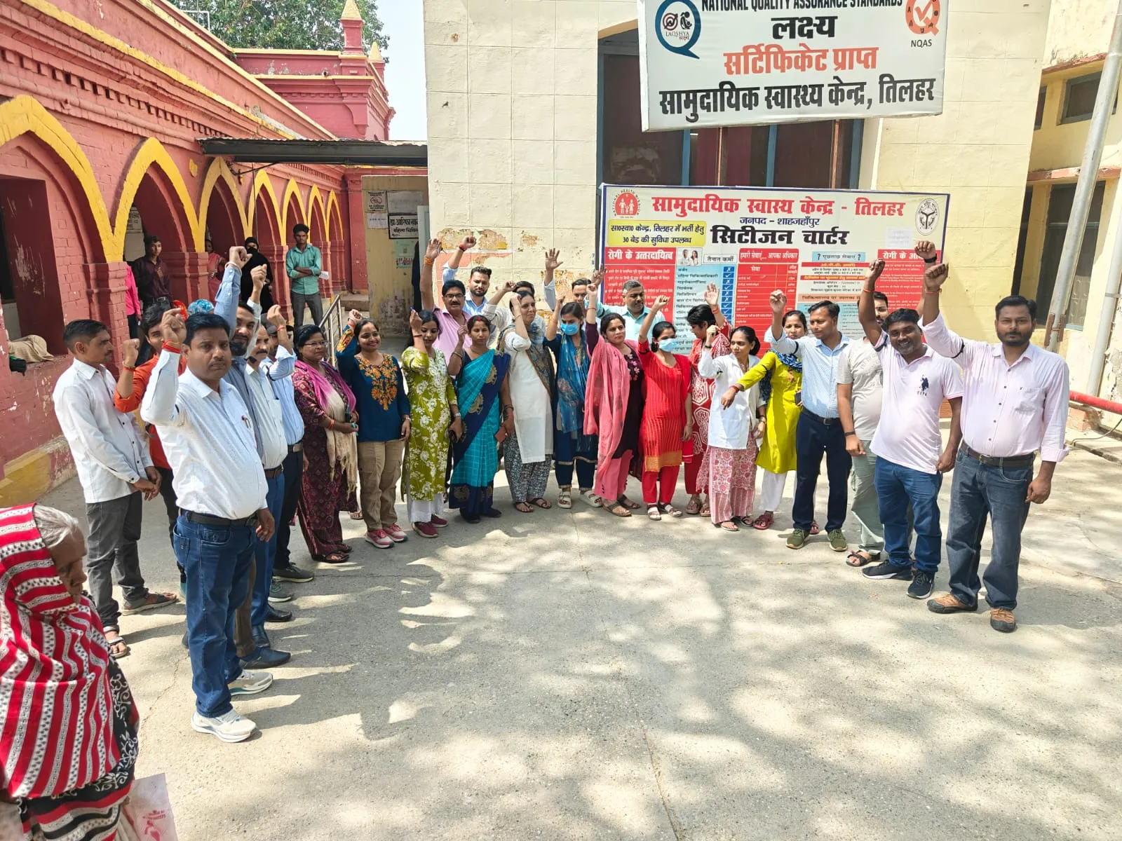 दो माह से मानदेय न मिलने पर संविदा कर्मियों का कार्य बहिष्कार