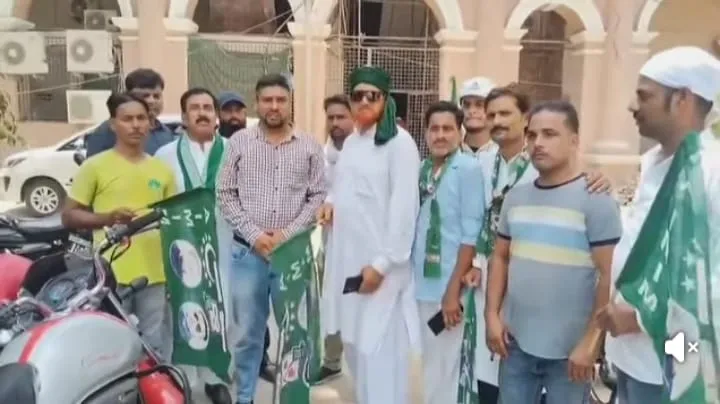 बकरीद से पहले करेली की बदहाल सड़कों  को लेकर AIMIM ने नगर निगम को सौंपा ज्ञापन।।