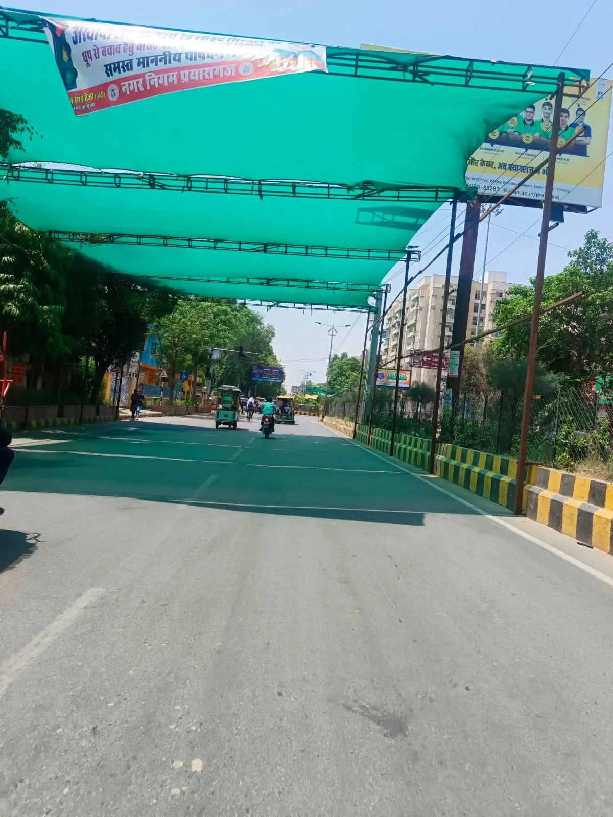 : प्रयागराज नगर निगम ने ट्रैफिक सिग्नलों पर बनाई हरे परदों की छांव।