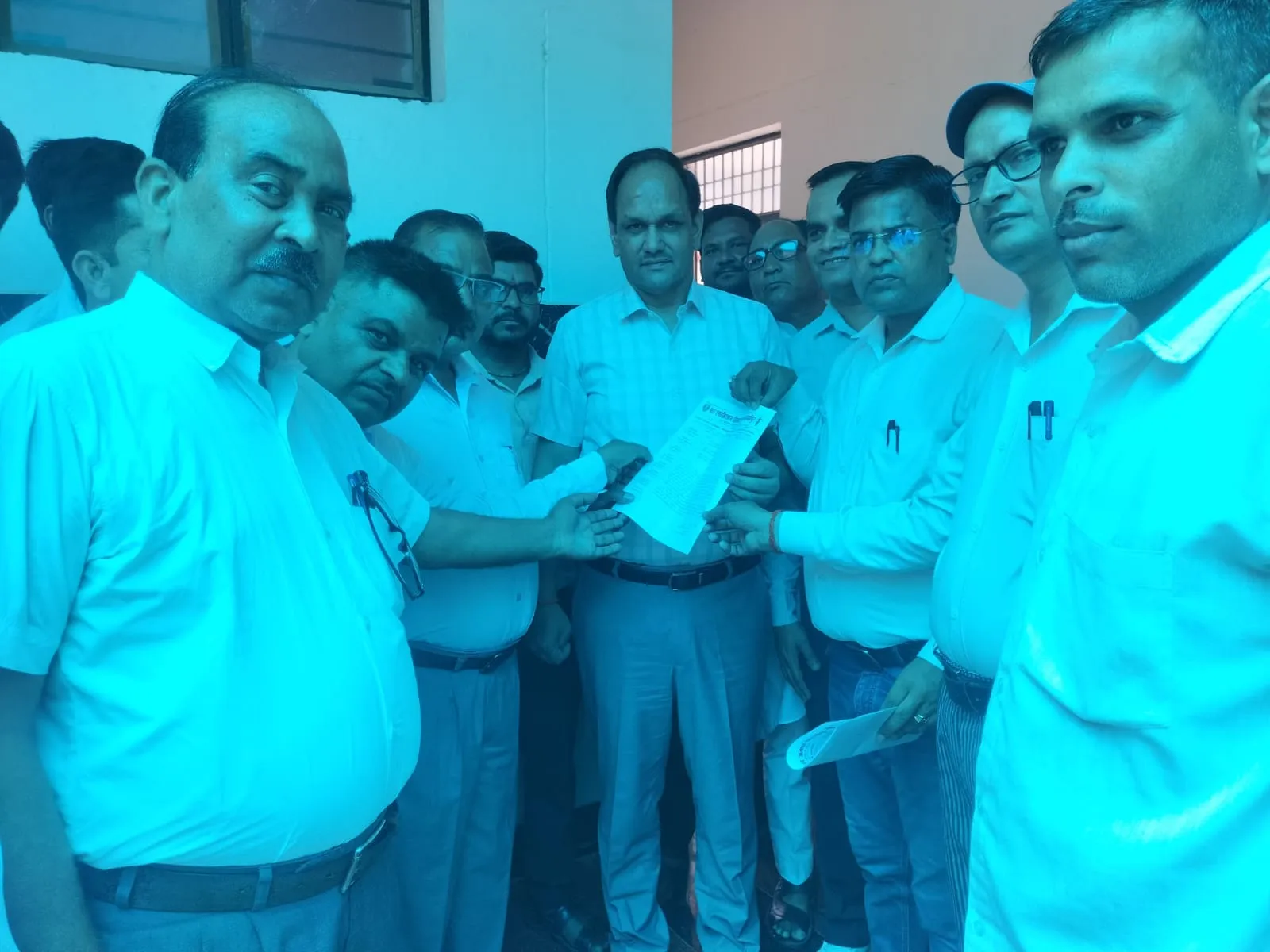 वकीलों पर लाठीचार्ज के विरोध में बार एसोसिएशन ने सौंपा ज्ञापन