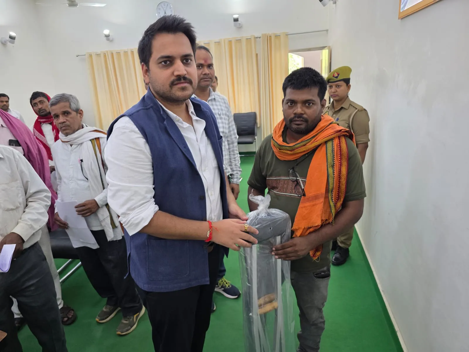 जनसुनवाई में जिलाधिकारी ने दिव्यांगजन को प्रदान की बैसाखी, प्रात्रता के अनुसार प्रदेश सरकार की जन कल्याणकारी योजनाओं से लाभान्वित करने के दिये निर्देश